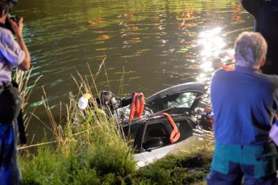 Fahrzeug macht sich selbststaendig und rollt in einen Kanal - Paerchen kann das Fahrzeug in letzter Sekunde verlassen in Bad Friedrichshall